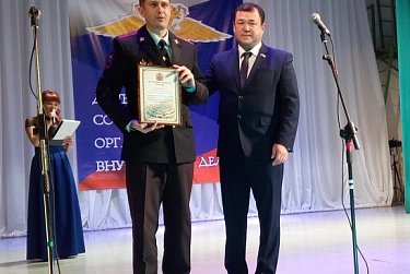 Депутаты поздравили сотрудников органов правопорядка