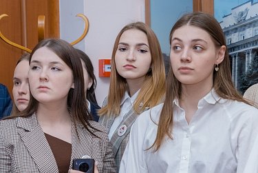 Студенты на экскурсии в областном парламенте