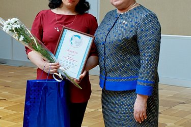 Награды победительницам конкурса «Женщина – героиня и созидательница»