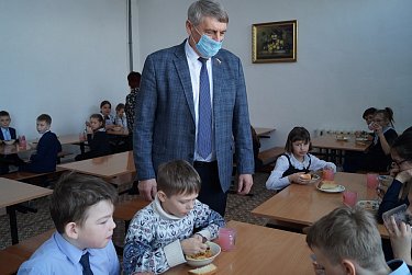 Депутаты контролируют питание в школах 