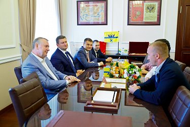 Александр Куниловский поздравил оренбургских чемпионок 