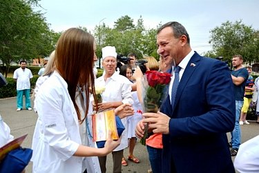 Олег Димов поздравил молодых специалистов-медиков