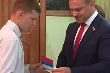 Сергей Салмин вручил паспорта юным грачевцам 