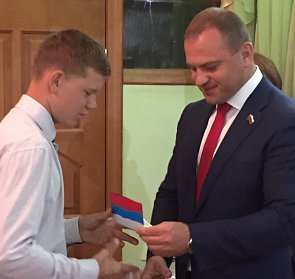 Сергей Салмин вручил паспорта юным грачевцам