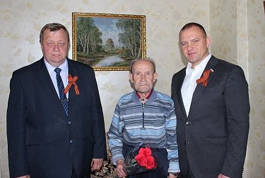 Депутаты навестили ветеранов