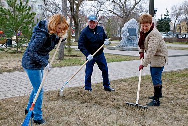 Депутаты на субботнике