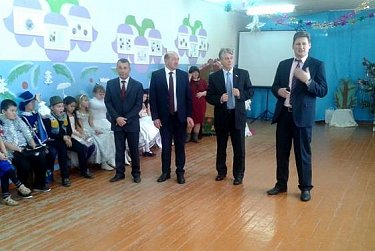 В канун Нового года депутаты поздравляют оренбуржцев