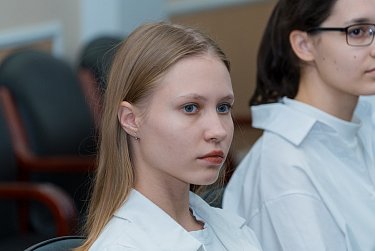 Школьники на экскурсии у законодателей