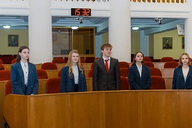 Гимназисты в депутатских креслах