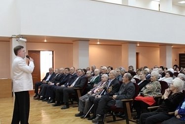 Олег Димов поздравил ветеранов с новогодними праздниками