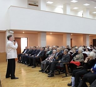 Олег Димов поздравил ветеранов с новогодними праздниками