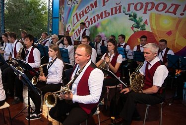 Орчане в День города получали подарки