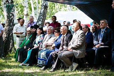 Депутаты поздравили кваркенцев с юбилеем района