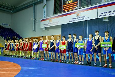 Первенство ПФО по спортивной борьбе стартовало в Оренбурге
