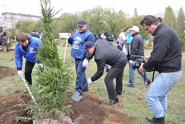 На субботнике в сквере имени Александра Прохоренко