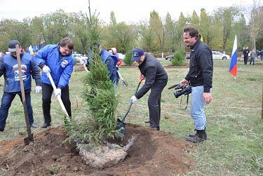 На субботнике в сквере имени Александра Прохоренко