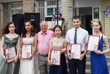 Депутаты пожелали выпускникам не останавливаться на достигнутом
