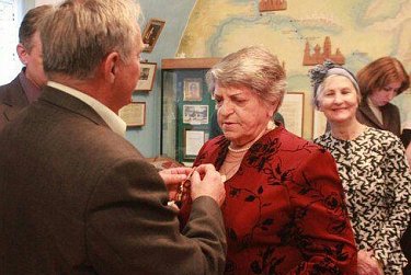 Депутаты поздравили скульптора Надежду Петину с юбилеем