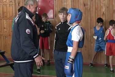 Сергей Салмин наградил юных боксеров