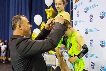 Олег Димов наградил победителей первенства и чемпионата области по спортивной акробатике