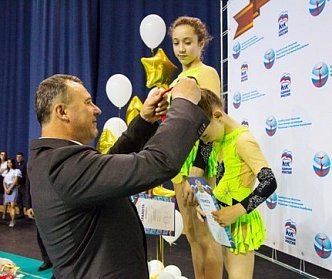 Олег Димов наградил победителей первенства и чемпионата области по спортивной акробатике