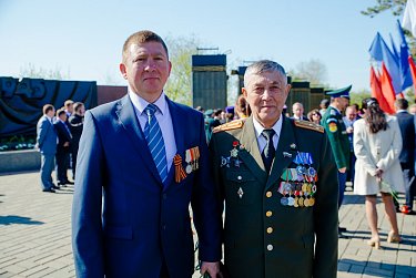 Торжественная церемония началась с минуты молчания