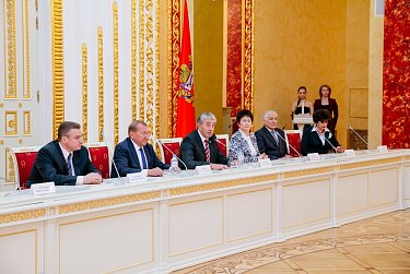 Сергей Грачев поздравил лучших педагогов Оренбуржья