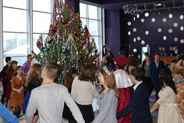 Маленькие оренбуржцы принимают поздравления от депутатов Законодательного Собрания