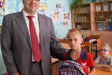 Сергей Бабин принял участие в акции «Соберем ребенка в школу»