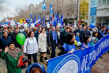 Праздник Весны и Труда Оренбург встретил шествием
