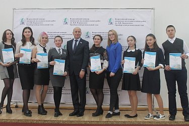 Геннадий Аверьянов наградил юных оренбургских исследователей