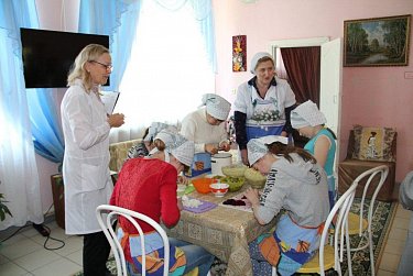 Депутаты посетили социальные учреждения Гая и Медногорска