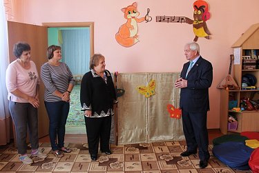 Депутаты поздравляют педагогов Оренбуржья