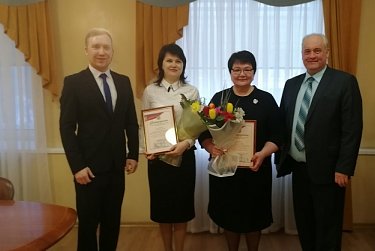 Депутаты поздравили женщин