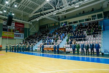 На спортивной площадке - представители ВКС