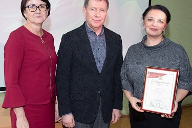 Александр Трубников вручил награды педагогам