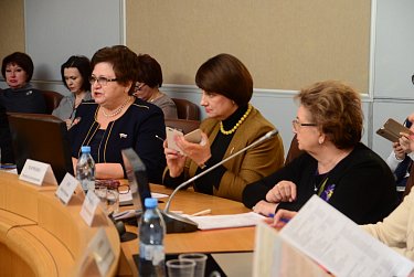 Тема дня: взаимодействие советов женщин и органов власти в решении проблем семей с детьми 