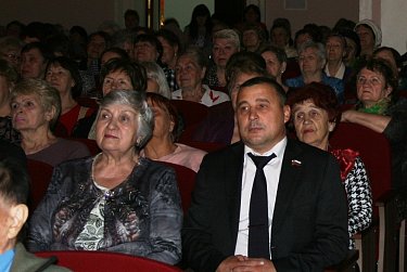 Василий Тишин поздравил представительниц старшего поколения