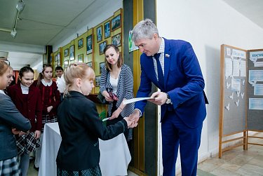 Депутаты наградили юных исследователей – участников конкурса «Дебют»