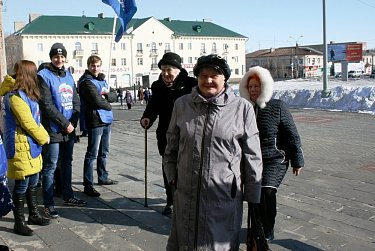 Василий Тишин поздравил представительниц старшего поколения