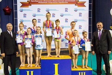 Олег Димов наградил победителей первенства и чемпионата области по спортивной акробатике