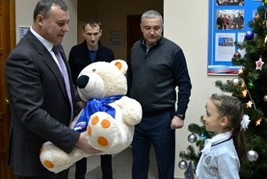 Олег Димов наградил победителя конкурса рисунков «Новогодняя сказка»