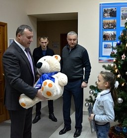 Олег Димов наградил победителя конкурса рисунков «Новогодняя сказка»