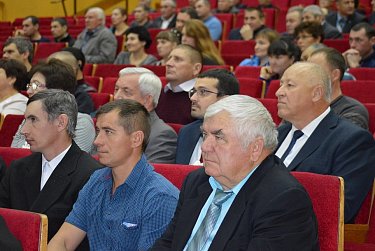 Евгений Сусоев поздравил сельских тружеников