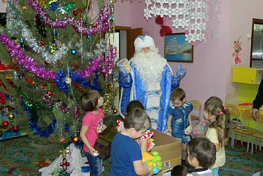 Маленькие оренбуржцы принимают поздравления от депутатов Законодательного Собрания