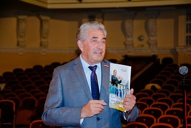Сергей Грачев поздравил с юбилеем руководителя Оренбургского русского народного хора