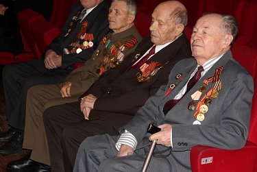 Иван Дикман поздравил земляков-героев