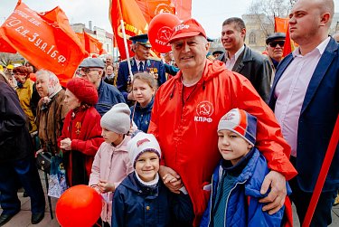 Фракции КПРФ и «Справедливая Россия» прошли объединенной колонной