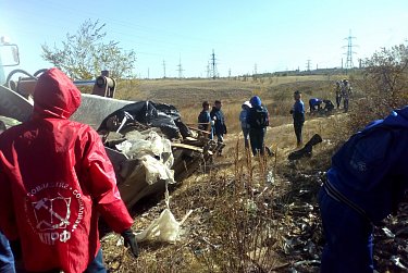 Молодежный «десант» провел экологический субботник