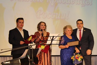 Депутаты поздравили женщин